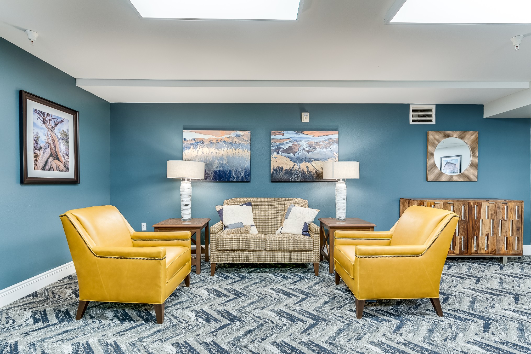 Game room, seating area